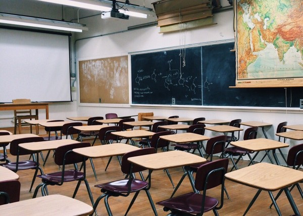 AVVISO PUBBLICO PER CESSIONE A TITOLO GRATUITO DI ARREDI SCOLASTICI DISMESSI ALLA PARROCCHIA, AD ASSOCIAZIONI ED ISTITUZIONI LOCALI NON AVENTI FINALITA' DI LUCRO, ED A CITTADINI DEL COMUNE DI SIMAXIS